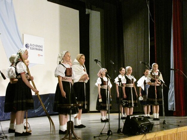 Spevácka skupina starších dievčat DFS Kornička z Trenčína